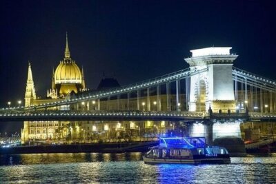 4 Course Dinner Cruise with Operetta, Folk Show and Welcome Drink