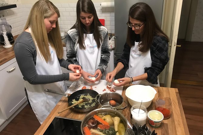 Authentic Jewish Cooking Class by a Professional chef - The real flow of the 4 hours: from welcome snack to sitting down together