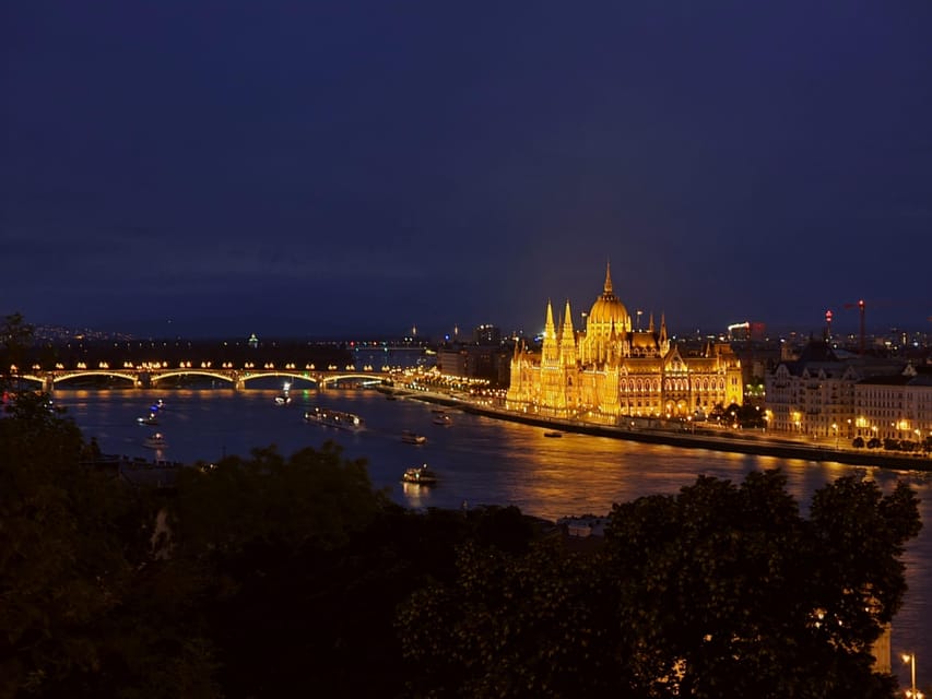 BloodThirsty Hungary: Walking tour & Dark Historical Stories - Ősforrás (Zsolnay-díszkút) and the scenic breathing room