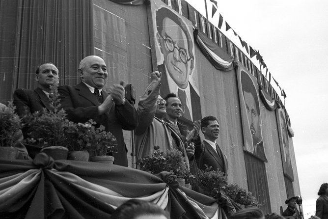 Born Under The Red Star - Communist tour with Coffee in a Retro Bar - Gellért Hill Freedom Statue: independence in stone, without the speeches
