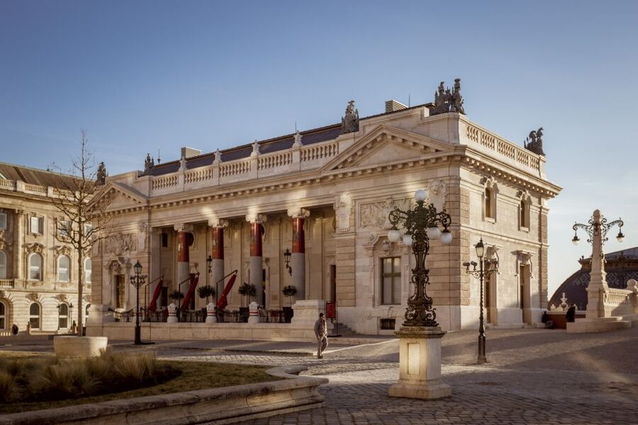 Buda Castle: Hungarian Delicacies & Historical Exhibition - Finding the meeting point near Matthias Fountain (with red umbrellas)