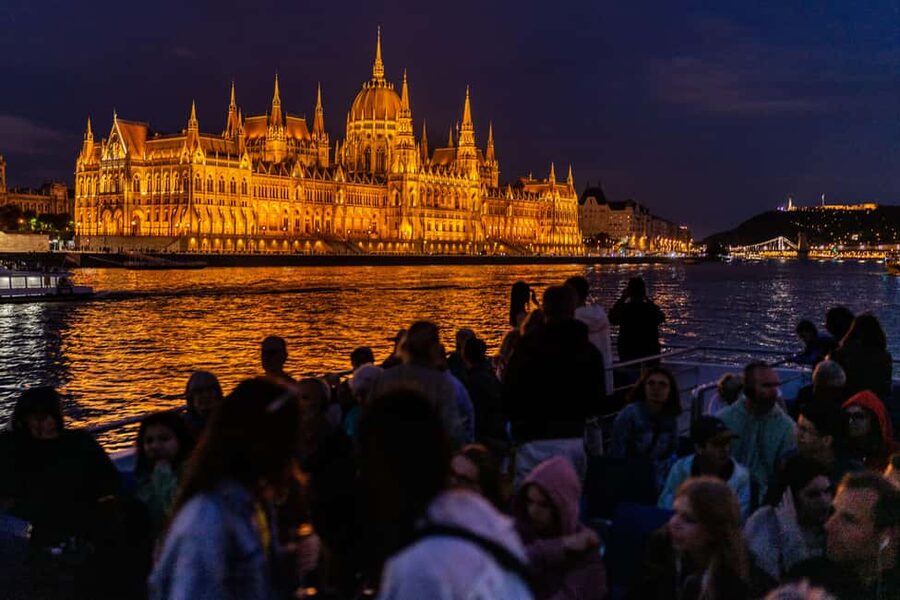 Budapest: 1-Hour Evening Sightseeing Cruise with Drink - Why This 1-Hour Danube Cruise Works So Well at Night