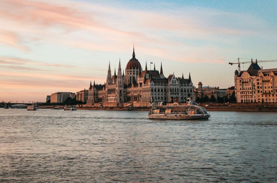 Budapest: 1-Hour Evening Sightseeing Cruise with Drink - On the Water: Chain Bridge to Parliament, What to Look For
