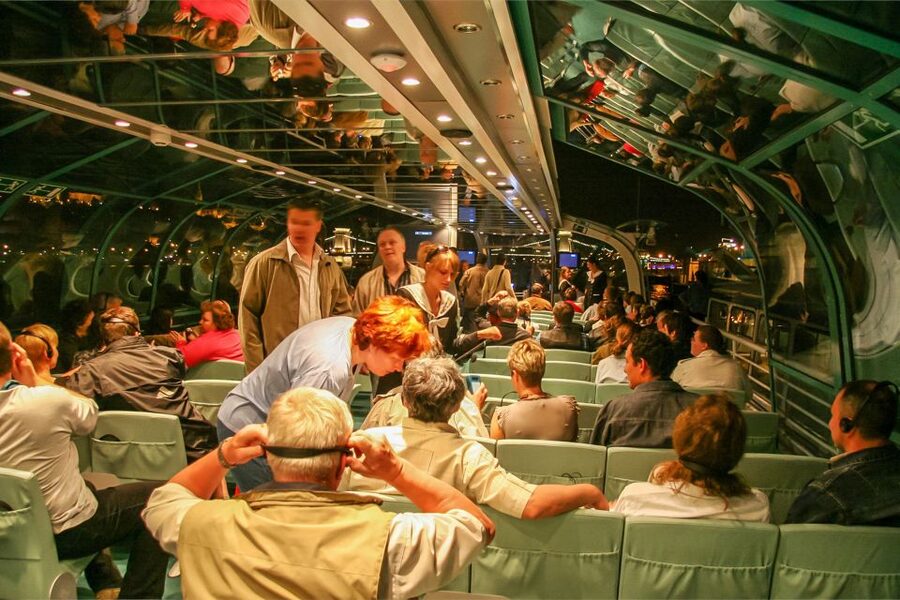 Budapest: 1-Hour Evening Sightseeing Cruise with Drink - Comfort, Seating, and Photo Tips When Outdoor Space Is Tight