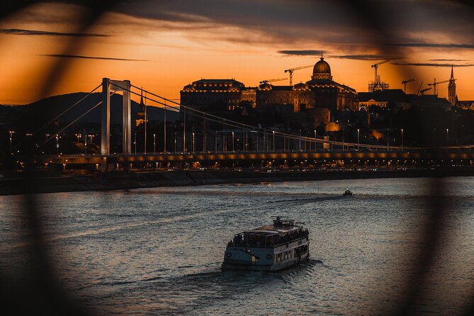 Budapest: 1-Hour Highlights Cruise with Welcome Drink - Dock 42, first come seating, and how to avoid the crowd problem