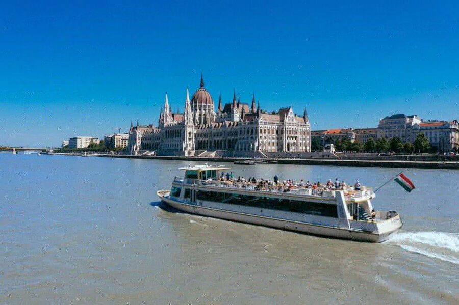 Budapest: 1-hour Sightseeing Danube River Cruise - From Elizabeth Bridge to Gellért Hill: the part that feels more “Budapest”