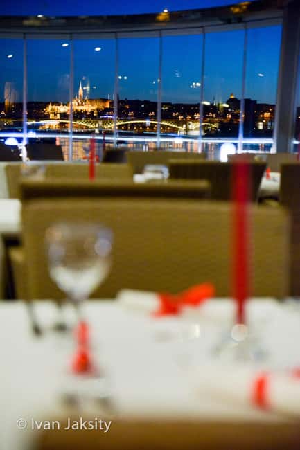 Budapest: 2-Course Dinner for 2 on a Boat Restaurant - Atmosphere and Service: When It Works, It’s a Great Date Night