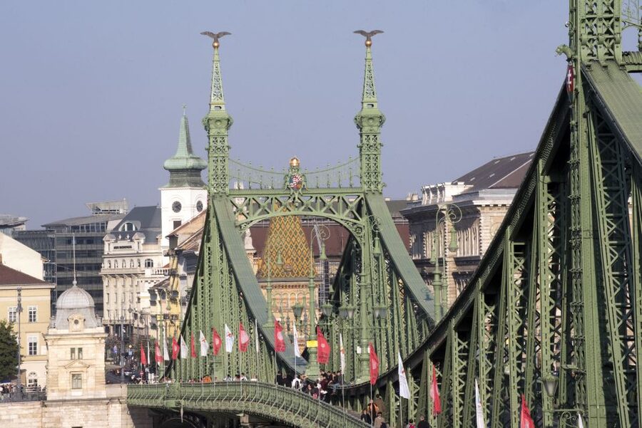 Budapest: 3-Hour Live Guided Sightseeing Tour - The bus along the Danube: big-picture history in a small window