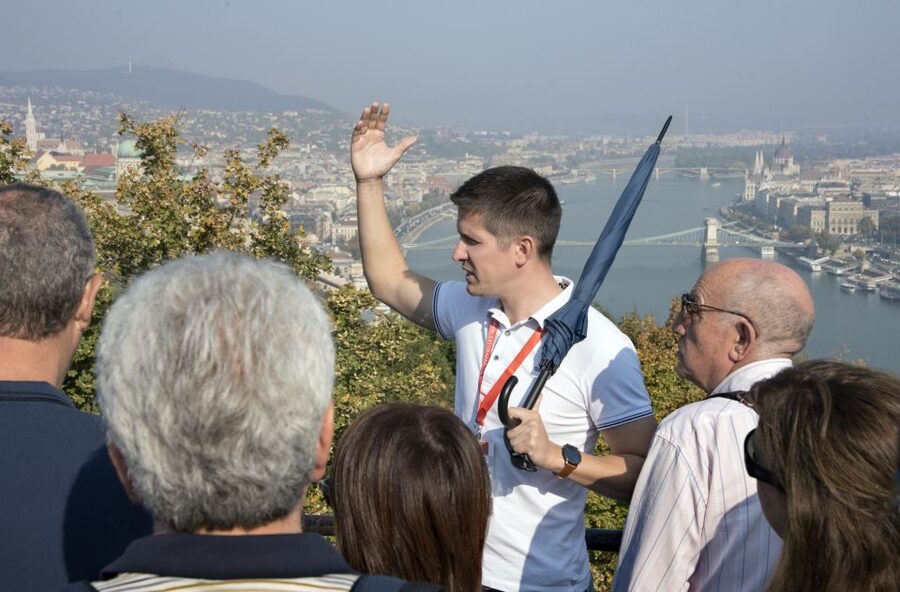 Budapest: 3-Hour Live Guided Sightseeing Tour - Pest side highlights: Market Hall, the Great Synagogue, and what to do with the timing