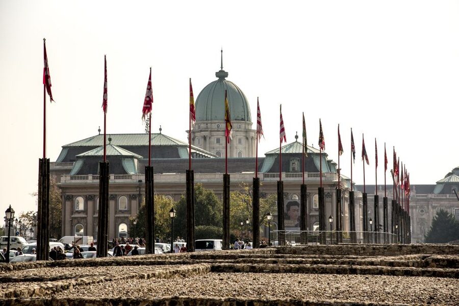 Budapest: 3-Hour Live Guided Sightseeing Tour - Meeting Point near Parliament, and how the timing helps