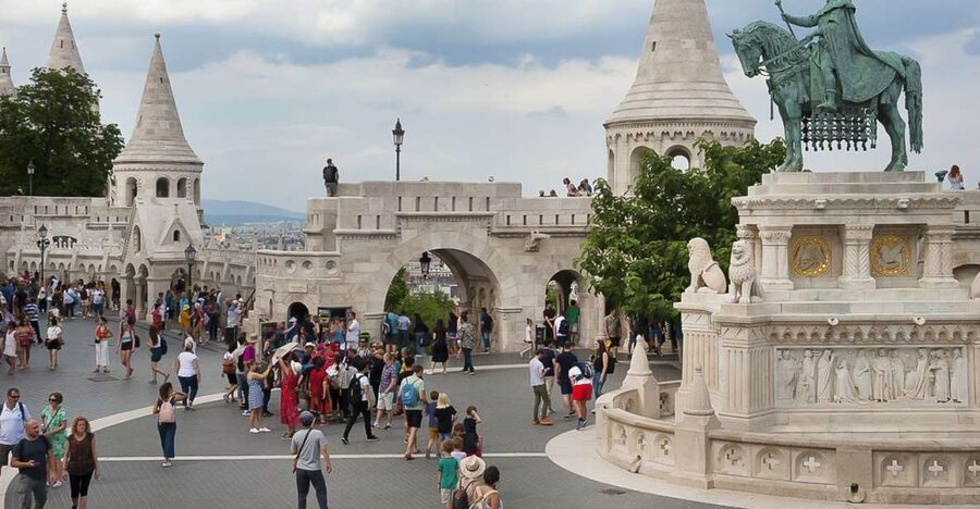 Budapest 3-Hour Walking Tour in Italian - Crossing the Danube the practical way, with tickets you should budget