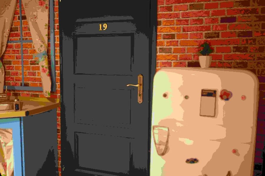 Budapest: 90s Sitcom Escape Room Adventure with Drinks - Languages and support: how help works when your group gets stuck