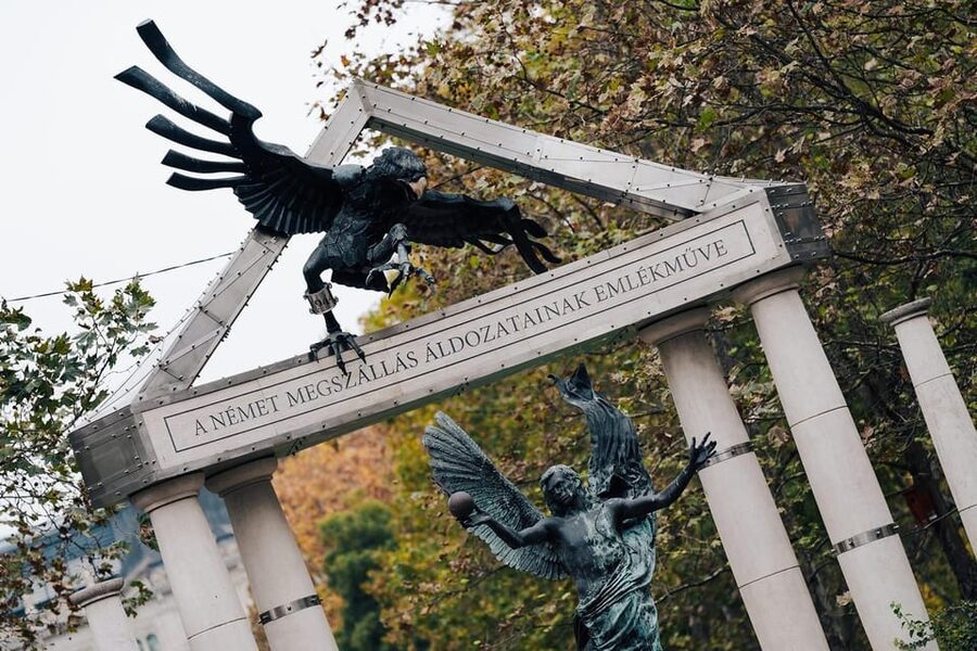 Budapest: Alternative Street Art & Jewish Tour - Emblems of survival and monuments you cannot really ignore
