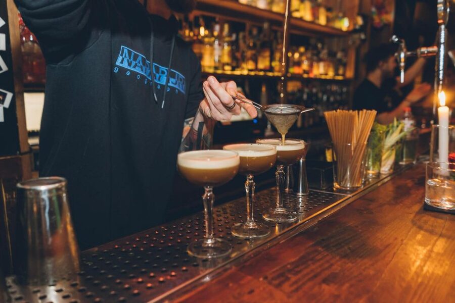 Budapest: Bar Crawl with a Local Guide - Meeting point at Budapest Eye, and why timing matters