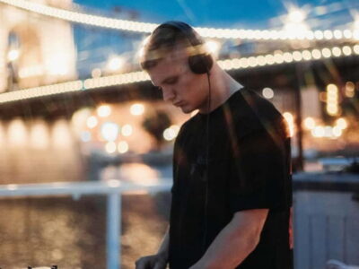 BBQ Dinner Cruise w/ Live Music & Unlimited Drinks