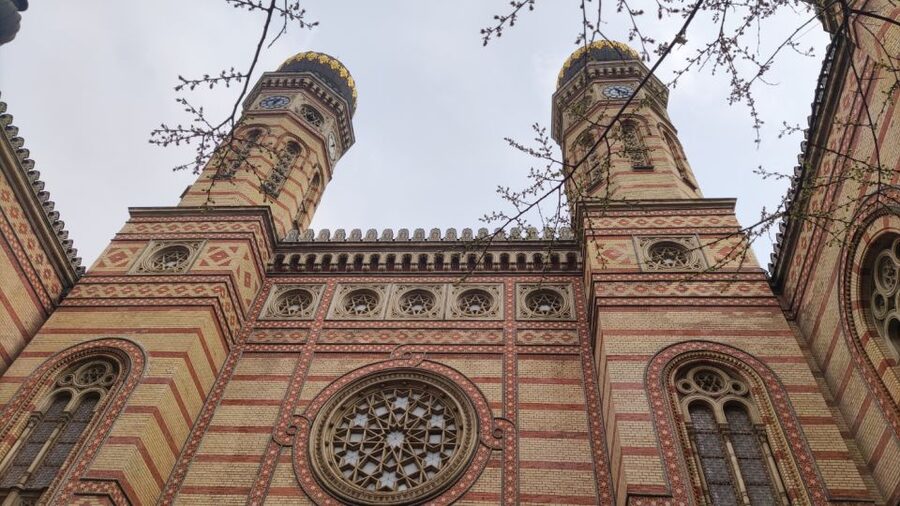 Budapest: Best of Downtown and Jewish Quarter Tour - Houses of Parliament and Szabadság Square: Big Views, Short Explanations