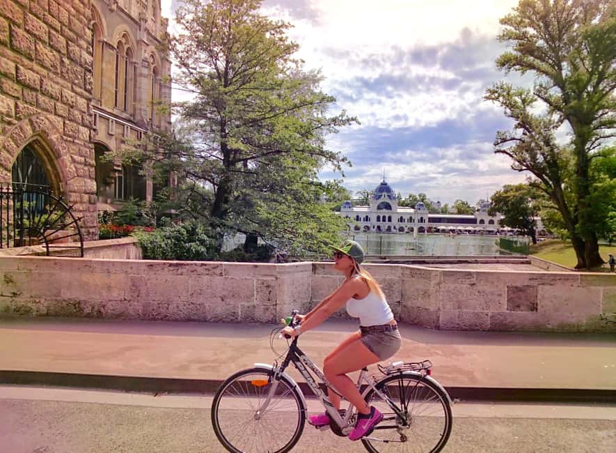 Budapest Bike Tour with a Hungarian Goulash - E-bikes, helmets, and the real riding difficulty