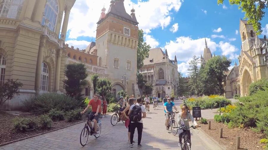 Budapest Bike Tour with a Hungarian Goulash - Who should book this Budapest Bike Breeze with Hungarian Goulash?