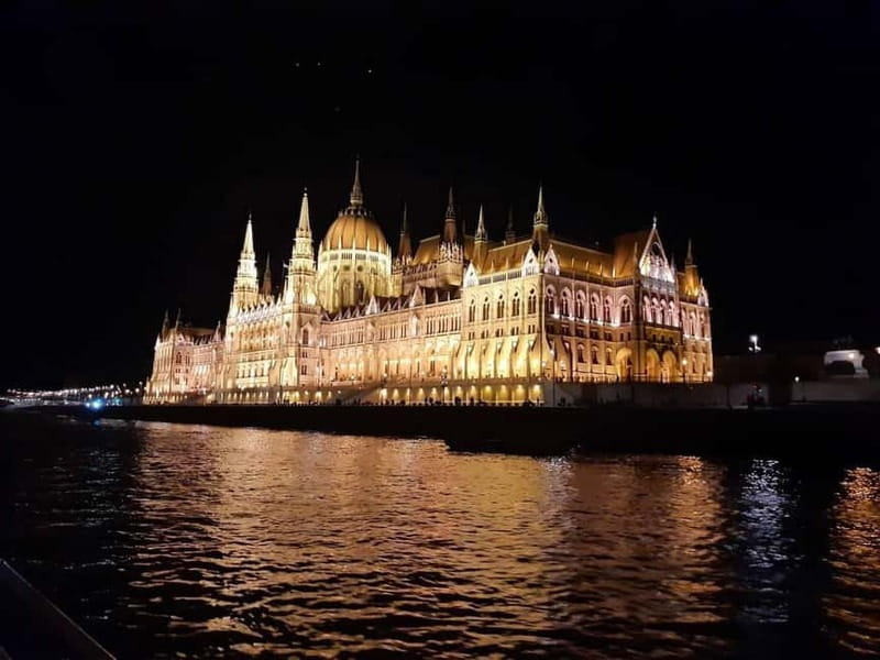 Budapest: Boat Cruise with Personal Guide and Drink - Danube at night: the fast route to seeing Budapest’s big landmarks