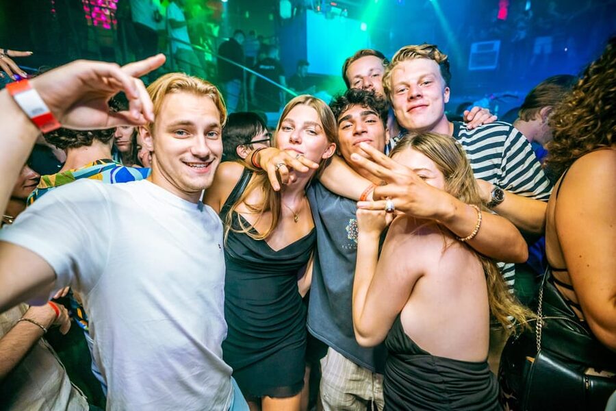 Budapest: Boat Party with option of Unlimited Drinks - Weather and Comfort: Plan Like You’ll Be Outside
