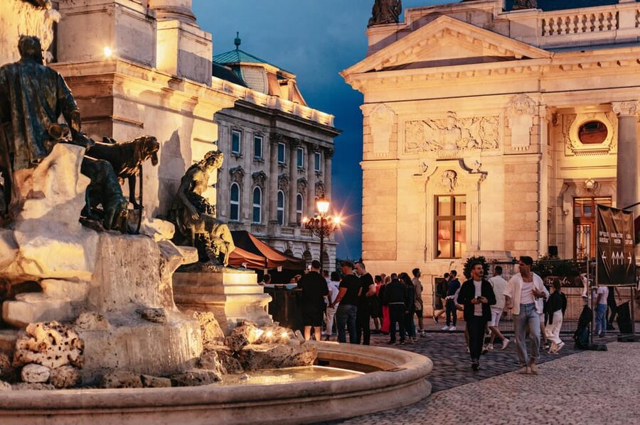 Budapest: Buda Castle District Vampires and Myths Night Tour - Meet at Kilometre Zero, Then Choose Your Climb