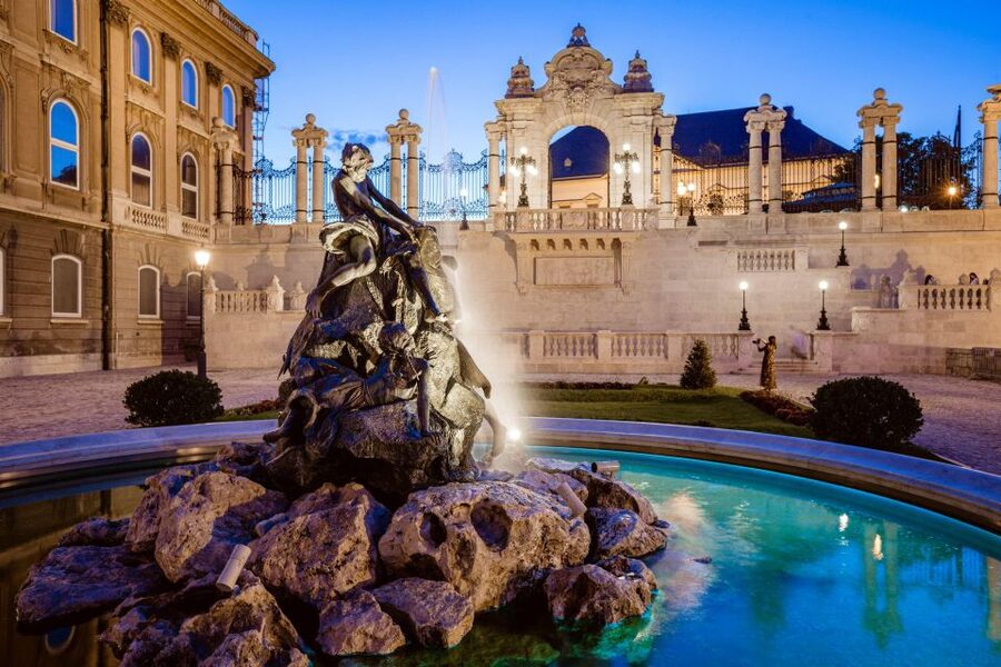 Budapest: Buda Castle Walk with Saint Stephen's Hall - Buda Castle District in 90 minutes: what makes the tour click