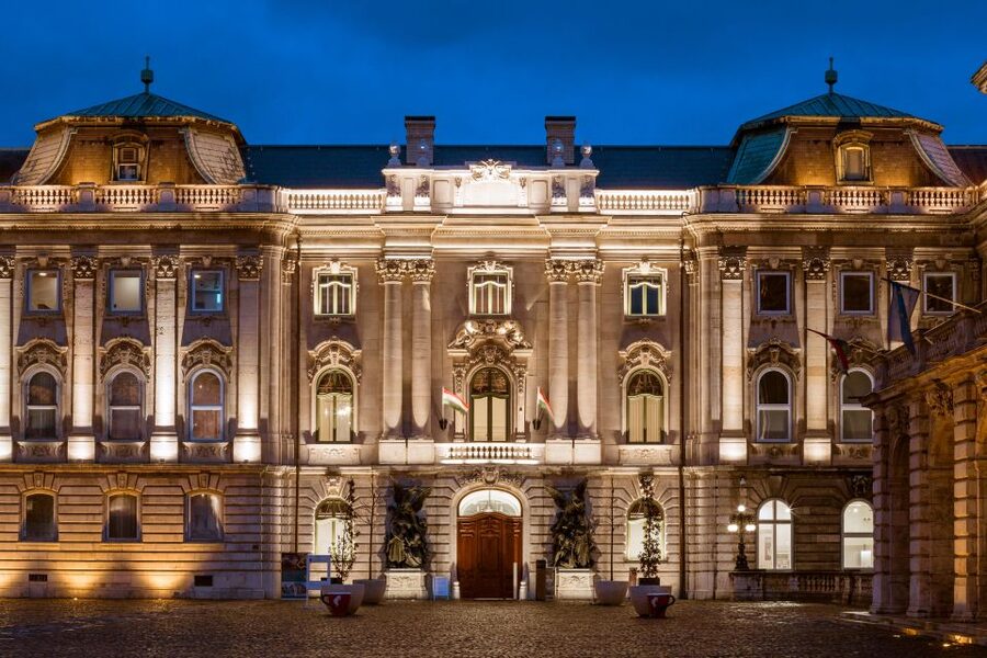 Budapest: Buda Castle Walk with Saint Stephen's Hall - Lion Courtyard: details that reward your attention