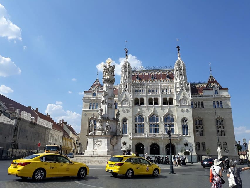 Budapest: Buda Castle Walking Tour & Folk Music Performance - Royal Buda Palace storytelling, Renaissance details and Matthias’s mythmaking