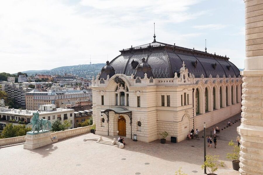 Budapest: Buda Castle Walking Tour & Folk Music Performance - Matthias Church and Fisherman’s Bastion, where the skyline lesson begins