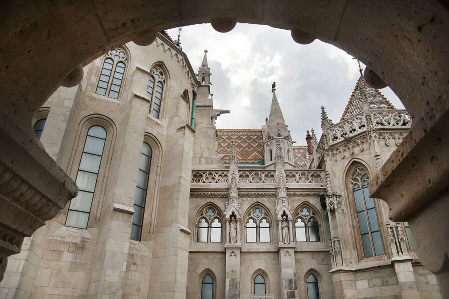 Budapest: Buda Castle Walking Tour in German - Starting at Szentháromság tér, then heading straight for the big landmarks
