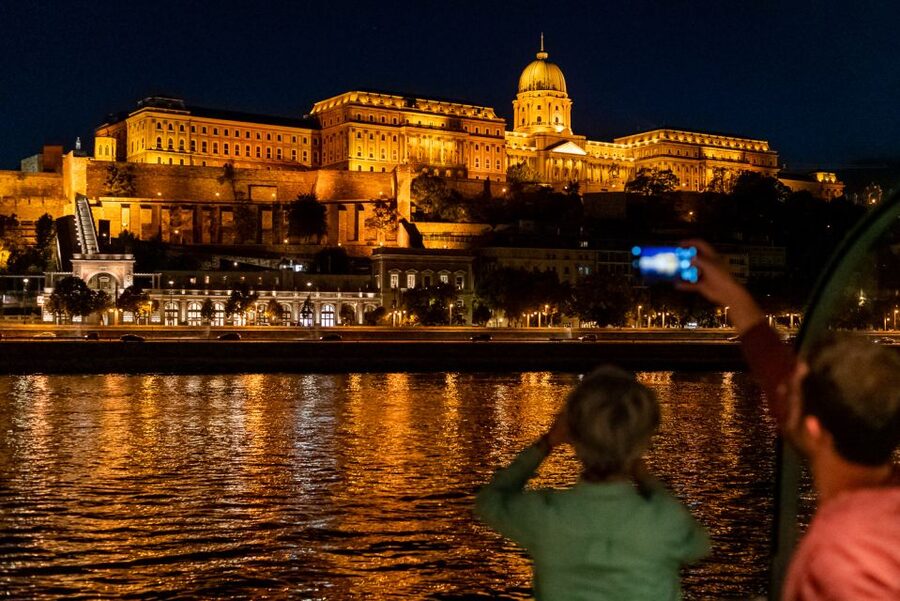 Budapest: Candlelit Dinner River Cruise with Live Music - Key highlights worth circling