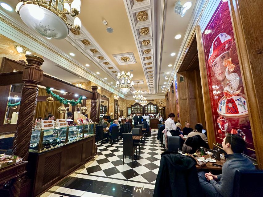 Budapest: Christmas Market Guided Walking Tour with Tastings - Your Hungarian Tastings: What You Actually Get to Eat and Drink