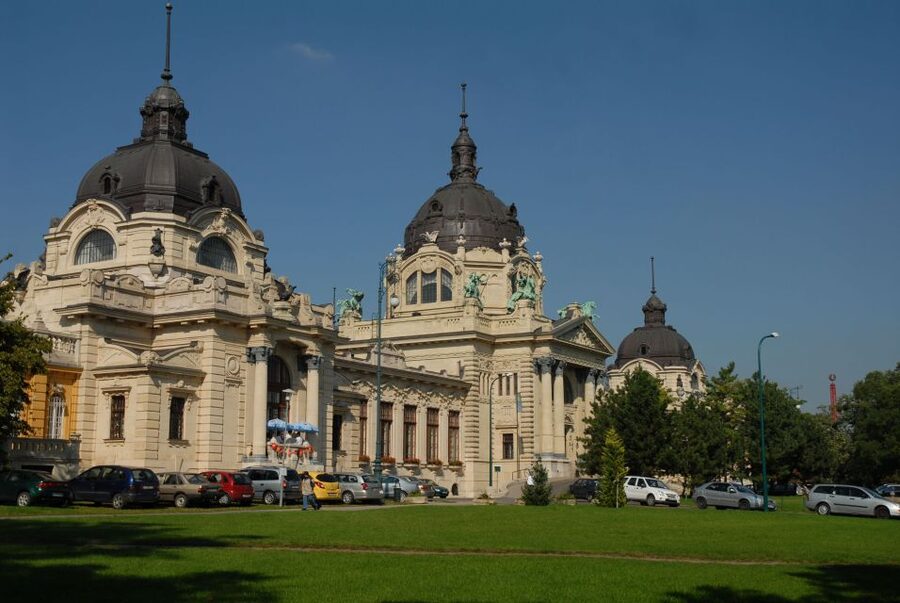 Budapest: City Discovery Tour - Heroes’ Square: a guided pause that gives your feet a break
