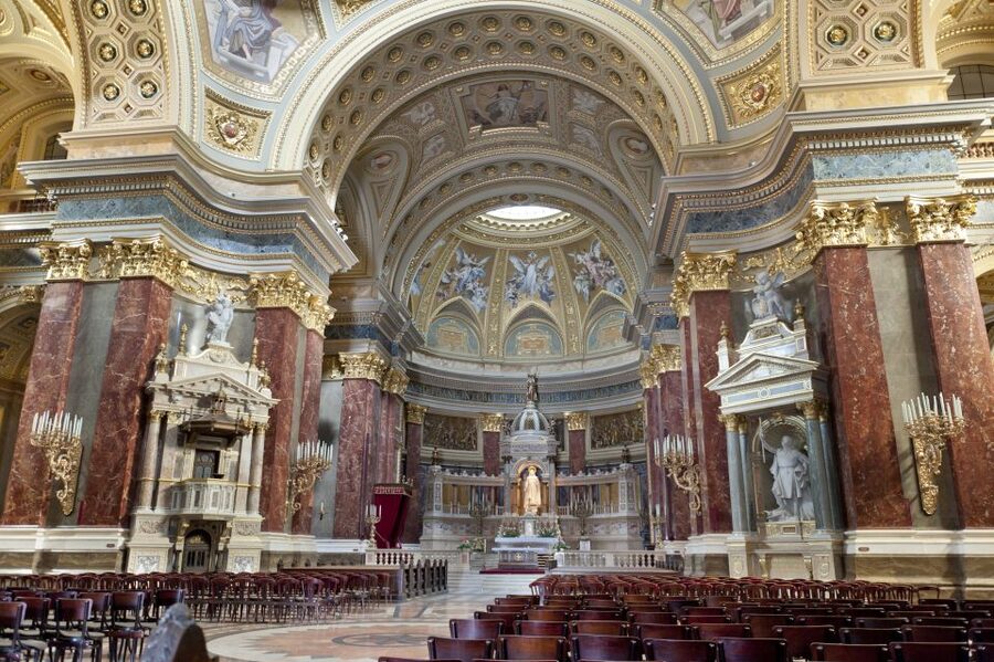 Budapest: Classical Music Concerts in St Stephen's Basilica - St Stephen’s Basilica at night: your seat in Budapest’s most dramatic room