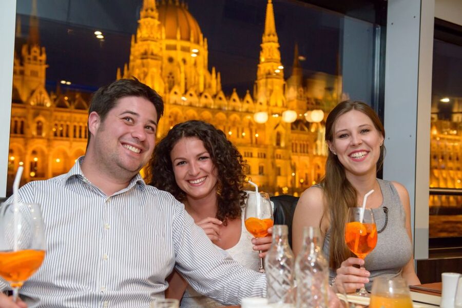 Budapest: Danube Drink and Piano Show - Drinks, piano music, and the 18+ rule that affects your order