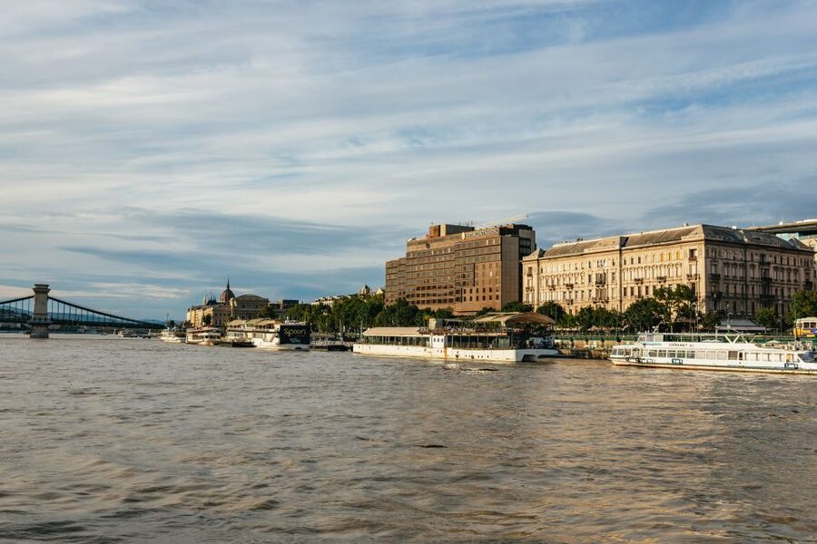 Budapest: Danube River City Lights Express Cruise - From Chain Bridge to Parliament, your river-level photo route