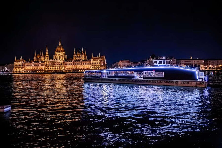 Budapest: Danube River Sightseeing Cruise with Audio Guide - Key points to know before you board