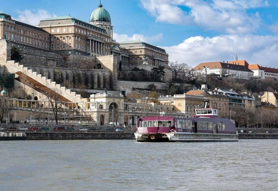 Budapest: Danube River Sightseeing Cruise with Audio Guide - Entering Budapest by boat from Batthyány Square