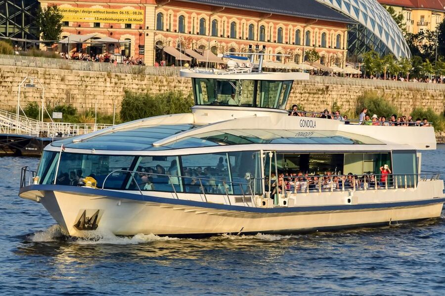 Budapest: Daytime Sightseeing Boat Cruise - A 70-minute Danube sweep with audio in 30 languages