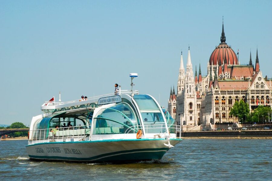 Budapest: Daytime Sightseeing Boat Cruise - Drinks, Wi-Fi, and the small comforts that make the price feel fair