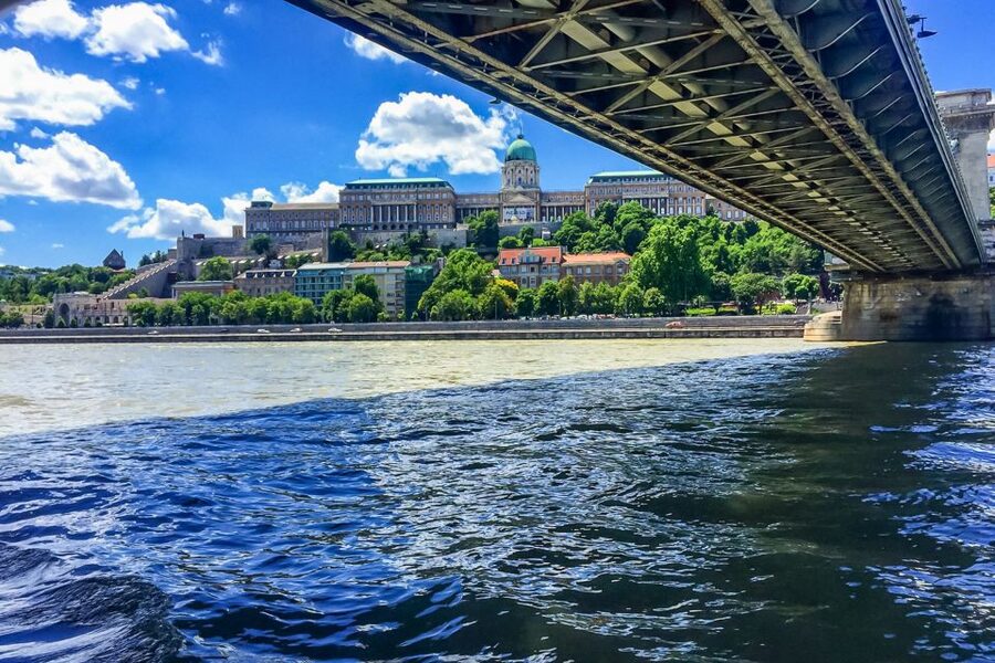 Budapest: Daytime Sightseeing Boat Cruise - Audio guide timing, headphones, and photo tips that avoid frustration