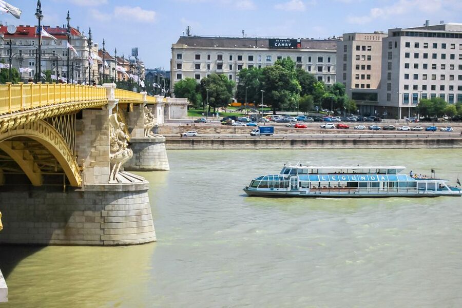 Budapest: Daytime Sightseeing Boat Cruise - When to book: daylight views or lit-up monuments