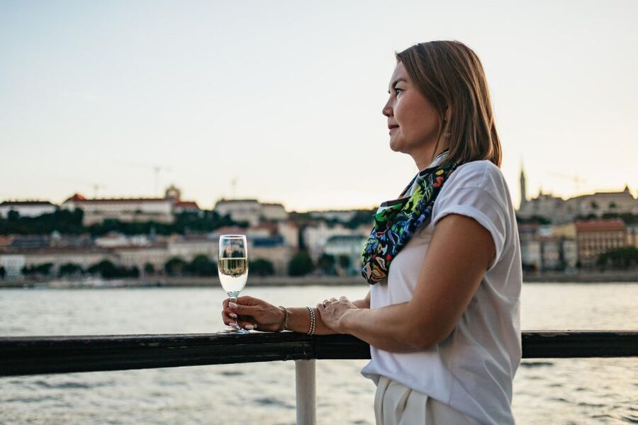 Budapest: Dinner Cruise with Live Music and Folk Dance Show - Danube dinner cruise: why this is a smart Budapest night plan