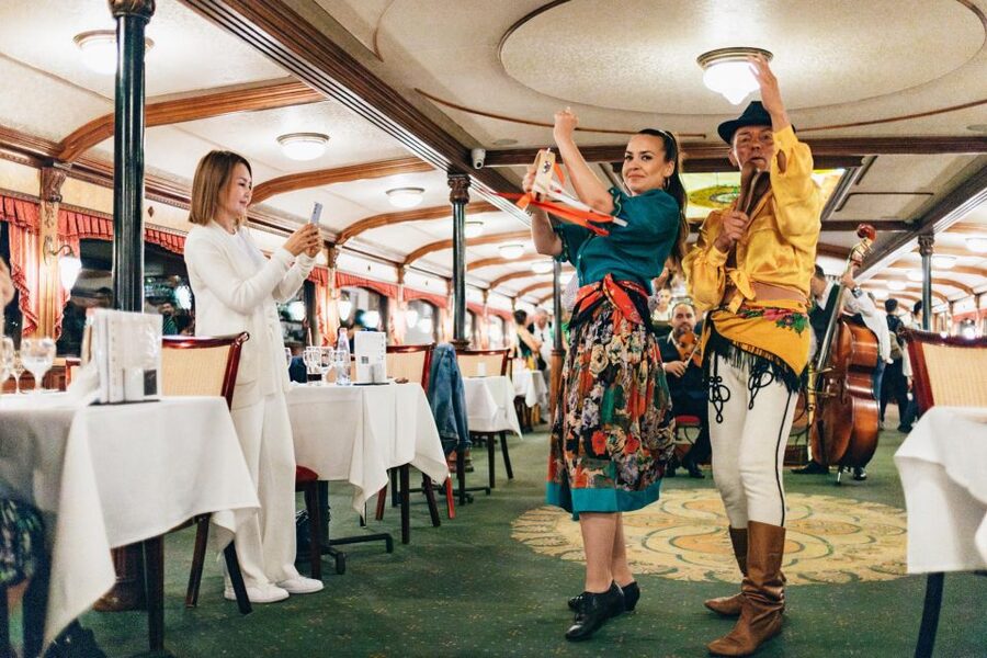 Budapest: Dinner Cruise with Live Music and Folk Dance Show - The unlimited buffet dinner: what you’ll actually eat