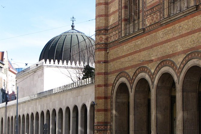 Budapest Dohany, Heroes', Rumbach synagogues & Jewish Ghetto Tour - Carl Lutz and Spinoza Színház: two stories that keep ideas alive