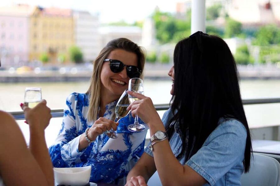 Budapest: Downtown Budapest Unlimited Booze Cruise - Why a 1-hour unlimited booze cruise works so well in Budapest