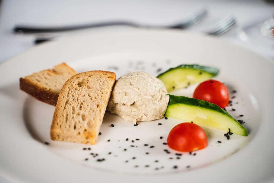 Budapest: Evening Cruise and Dinner with Welcome Drink - Comfort on the Boat: Air Conditioning and Evening Weather