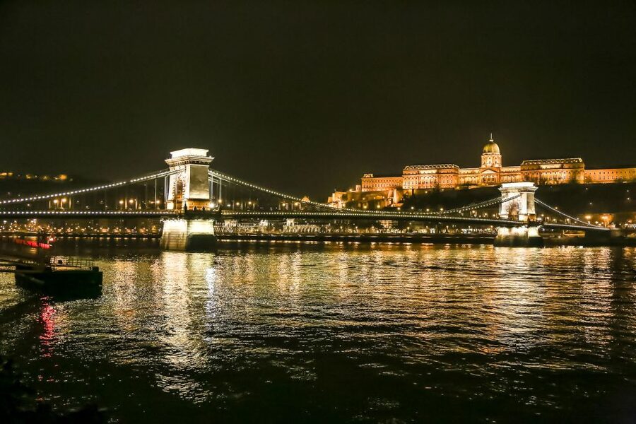Budapest: Evening Cruise including Drinks and Live Music - Drinks: How This Cruise Lets You Choose the Night