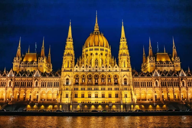 Budapest: Evening Cruise with 4-Course Dinner - The route: from Gellért Hill to Buda Castle, Parliament, and the lit river stretch