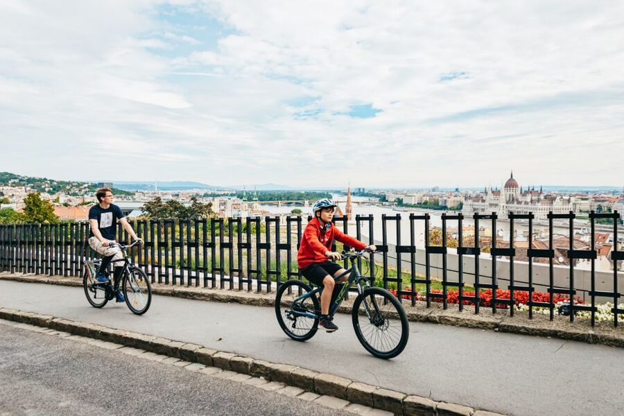 Budapest: Grand Sightseeing Bike Tour - Meeting at Stasher and getting the bike rhythm right
